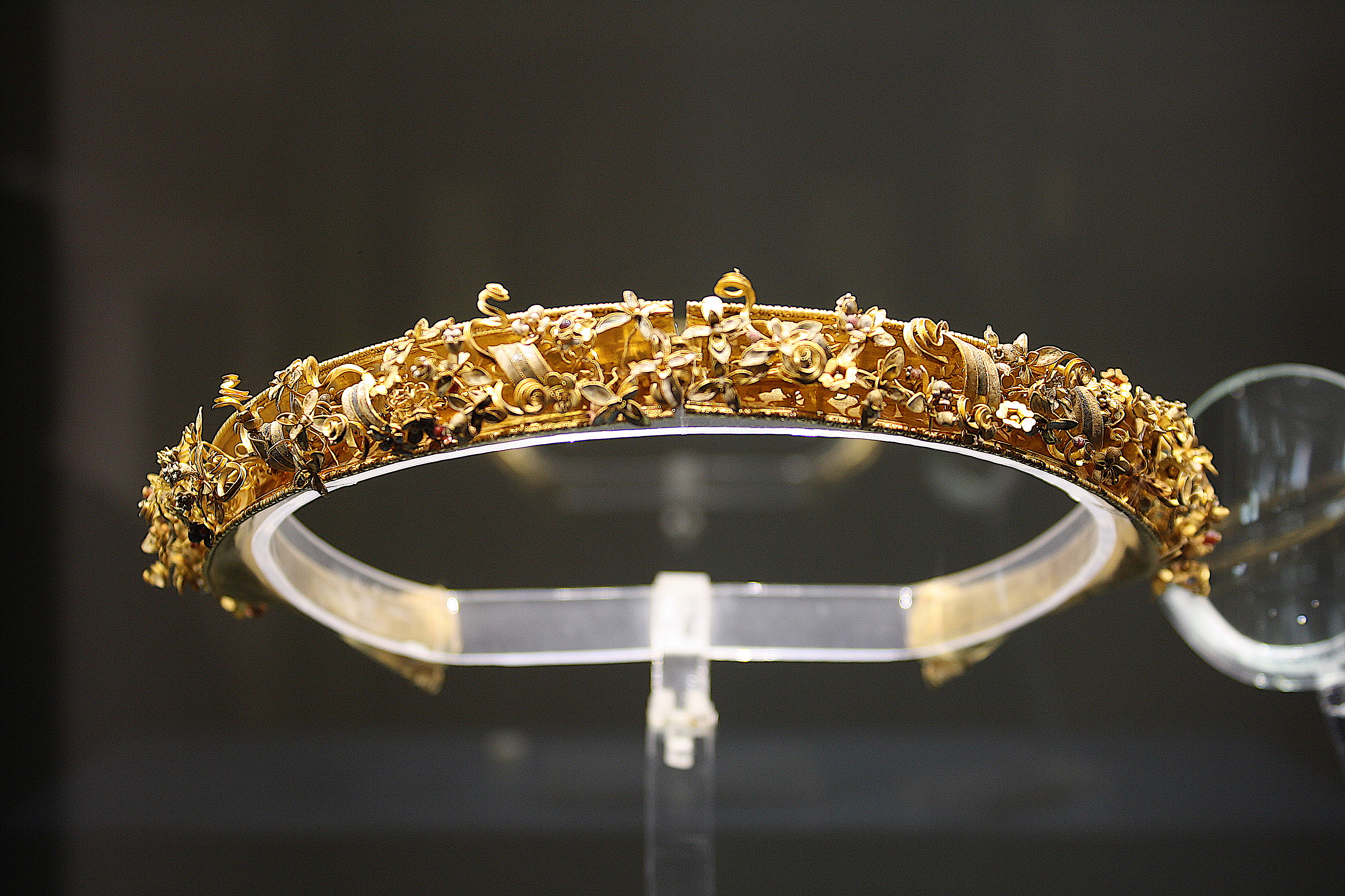 https://www.worldhistory.org/image/7048/gold-diadem-canosa/download/
