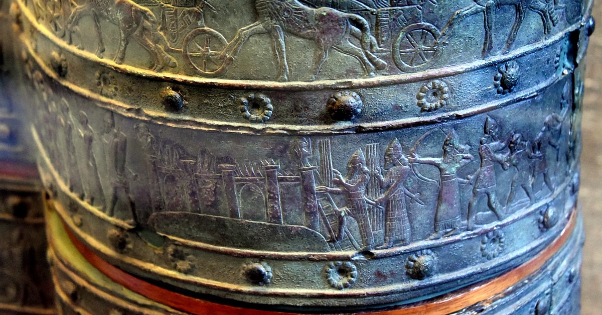 Assyrian Chariots in Phoenicia and the Storming of Khazazu