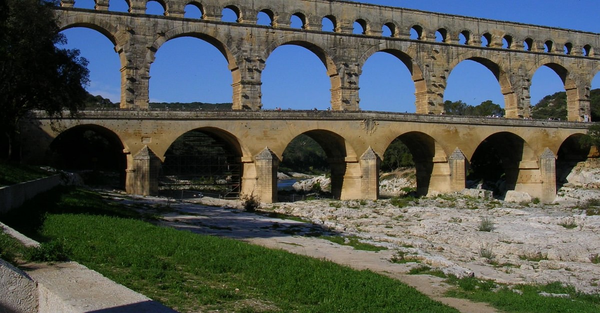 who built the ancient roman aqueducts