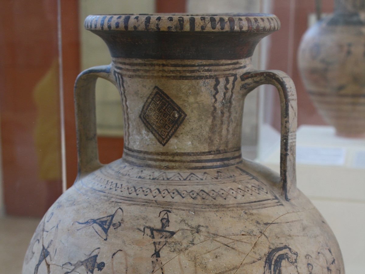 Geometric Amphora with Chariot Scene - AMZ Newspaper