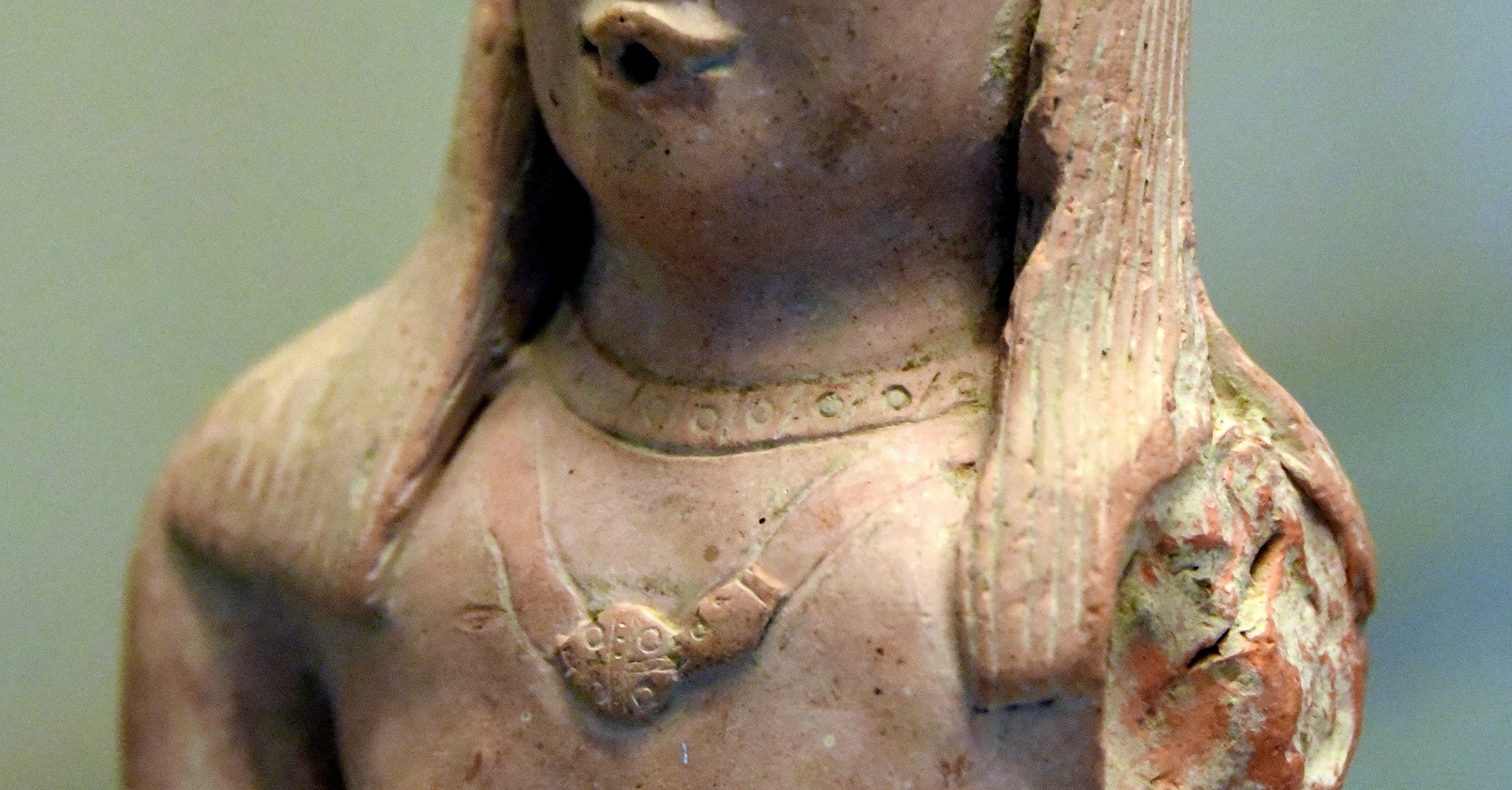 ヤ*カ様 女性像 陶器製 彫刻 Khotan Terracotta Woman with Long Hair - World History Encyclopedia