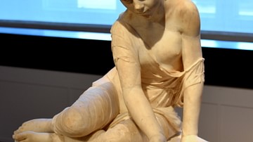 Statue of a Girl Playing Knucklebones