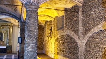 Caveiras, Templos & Igrejas: Uma Visita à Cidade Murada de Évora