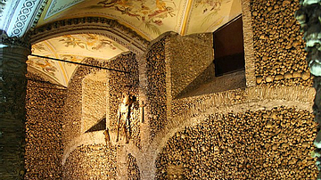Capela dos Ossos, Skeleton Wall