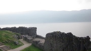 Monstres et Héros d'Écosse: le Château d'Urquhart sur le Loch Ness