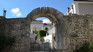 Gate of Hercules, Pula