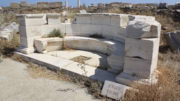 Exedra, Delos