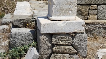 Column Phallus, Delos