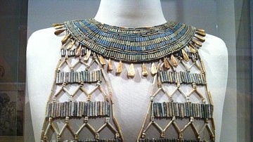 Gold Dress Fastener from Ancient Ireland - World History Encyclopedia Gold Dress Fastener from Ancient Ireland - World History Encyclopedia
