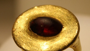 Gold & Garnet Ring, Agrigento