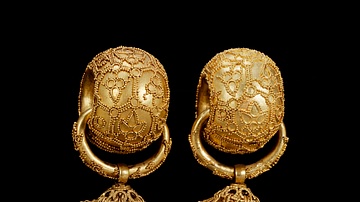 Silla Gold Earrings, National Treasure 90