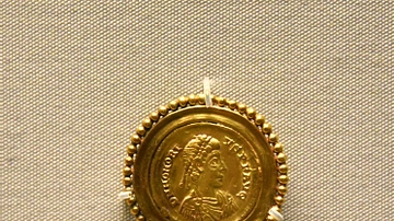 Brooch with Coin of Emperor Honorius