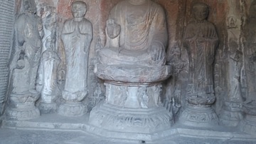 Longmen Grottoes - Wanfo Cave