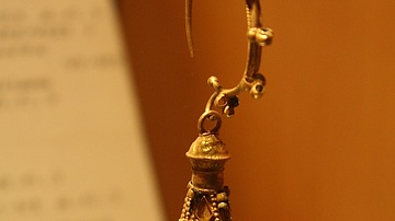 Gold Pendant Earring, Venusia