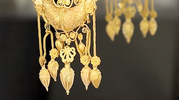 Gold Boat Earring, Tarentum