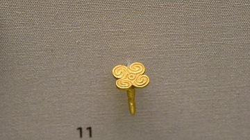 gold dress fastener Gold Dress Fastener (800 - 700 B.C.)