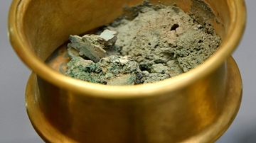 Gold Vessel Containing a Green Pigment From Puabi's Grave