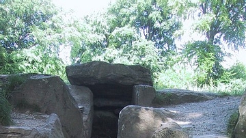 Entrance to Wayland's Smithy