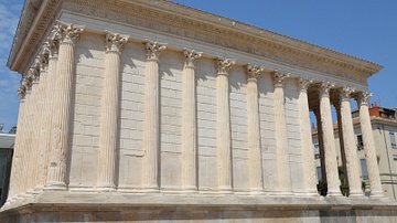 Maison Carrée, Side View