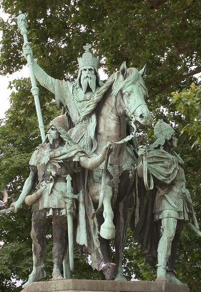 Sakson Savaşları 2 Mitolojiler.com Statue of Charlemagne
