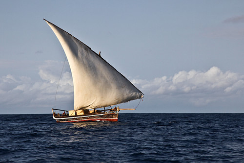 Embarcação à vela Dhow tradicional (por Alessandro Capurso, CC BY-NC-ND)