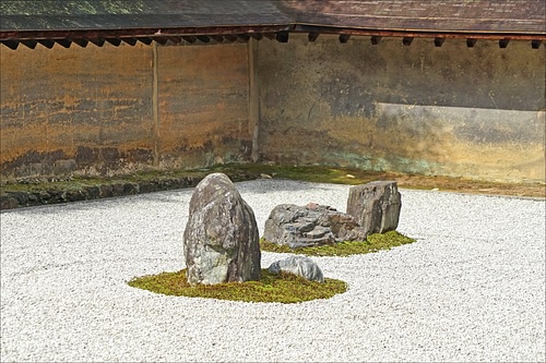 Detail, Ryoanji Zen Rock Garden (by Jean-Pierre DalbÃ©ra, CC BY)