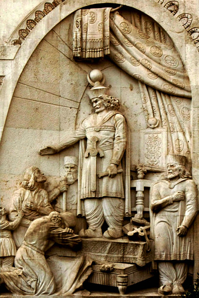 Statue of Kosrau I in Tehran courthouse (by Ù…Ø§Ù†ÙÛŒ, CC BY-SA)