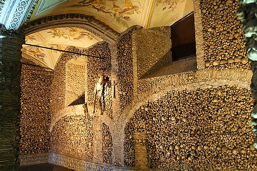 Capela dos Ossos, Skeleton Wall