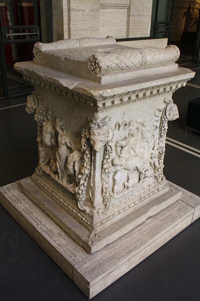 Roman Sacrificial Altar (by Mark Cartwright, CC BY-NC-SA)