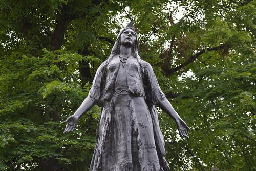 Statue of Pocahontas (by Matt Brown, CC BY)
