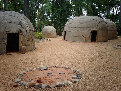 Reconstructed Powhatan Village (by Nationalparks, CC BY-SA)