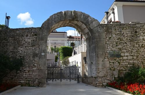 Gate of Hercules, Pula