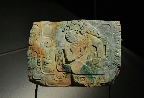El JADE es mucho más que una hermosa piedra de color verde. Los mayas la  asociaban al agua, la fertilid…