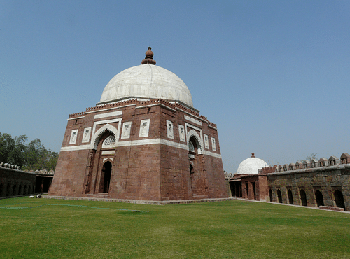 Tomb of Ghiyasuddin Tughluq (by Varun Shiv Kapur, CC BY)