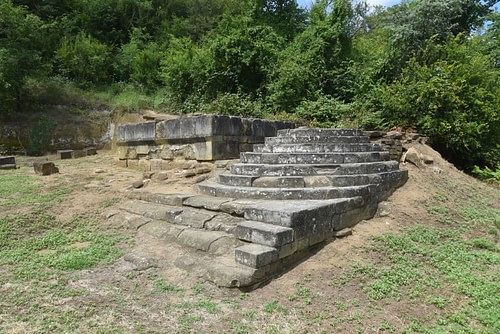 Gürcistan’daki 7 Antik Mekan 16 Mitolojiler.com Ceremonial Twelve-Stepped Altar at Vani in Colchis