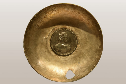 Gürcistan’daki 7 Antik Mekan 22 Mitolojiler.com Antinous on a Silver Dish