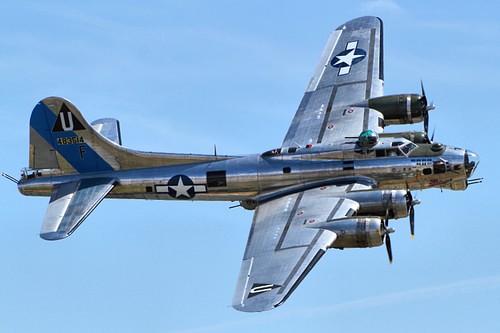 飞行中的 B-17 轰炸机
