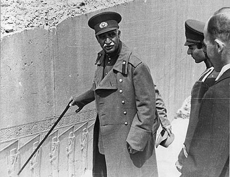 İran Devrimi Nasıl Oldu? 6 Mitolojiler.com Reza Shah in Persepolis