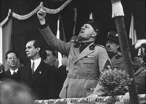 Mussolini Delivering a Speech, 1930 (by Bundesarchiv, Bild 102-09844, CC BY-SA)