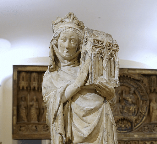 Statue of Queen Joan I of Navarre (by Daderot, Public Domain)