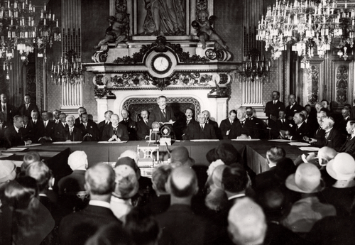 Announcement of the Kellogg-Briand Pact (by Unknown Photographer, Public Domain)