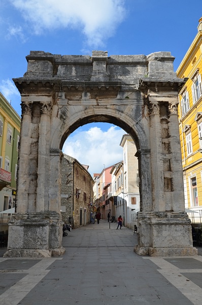 Arch of the Sergii, Pula