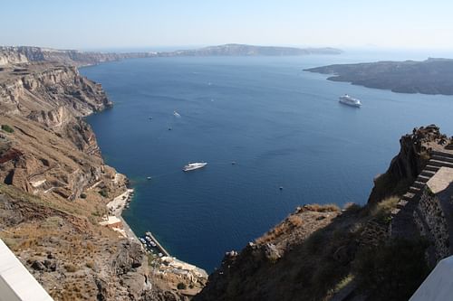 Volcanic Crater of Thera (Santorini) (by Mark Cartwright, CC BY-NC-SA)