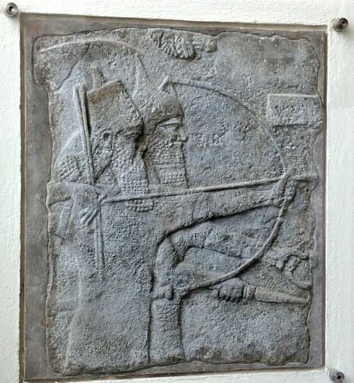 Kral Tiglath-pileser III bir yay tutuyor