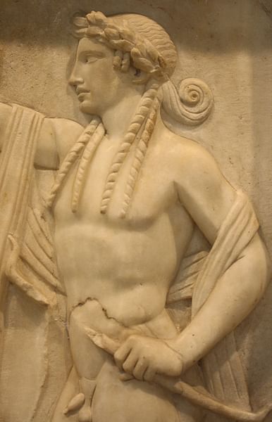 Relief en marbre d'Apollon