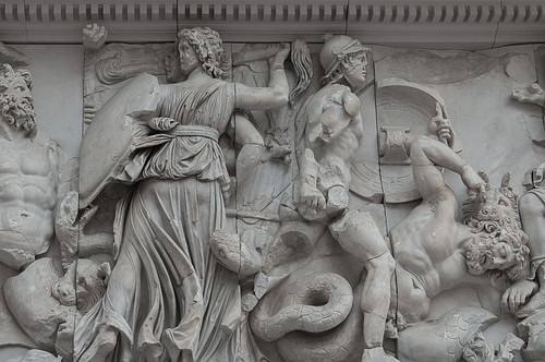 Hekate (Hecate) Yunan Mitolojisi 8 Mitolojiler.com Hecate Fighting the Giant, Pergamon Altar