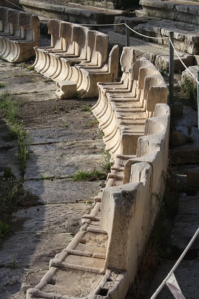 Antik Yunan'da Tiyatro Mimarisi 9 Mitolojiler.com Seats of the Theatre of Dionysos, Athens