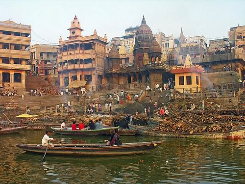 Manikarnika Cremation Ghat, The Ganges (by Dennis Jarvis, CC BY-SA)