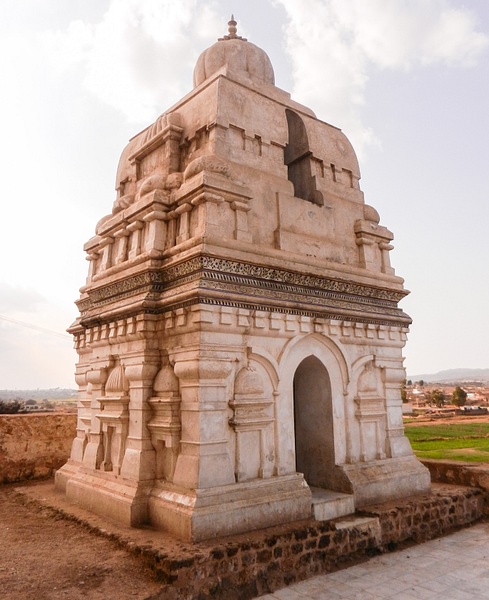 Sath Graha Temple (Front) (by Muhammad Bin Naveed, CC BY-NC-SA) Sath Graha Temple (Front) (by Muhammad Bin Naveed, CC BY-NC-SA)