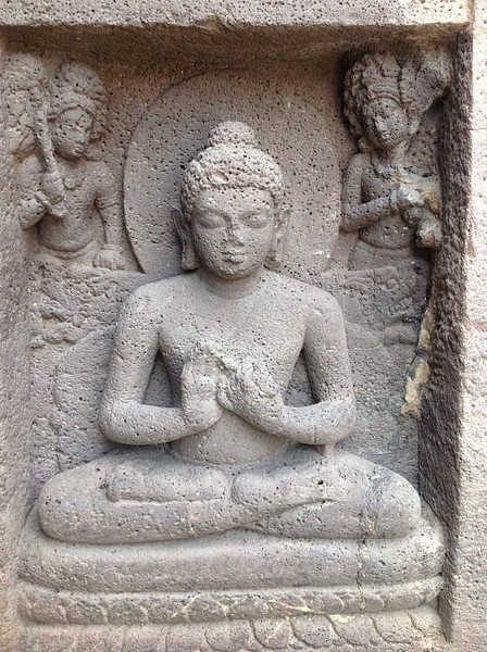 Figura de Buda sentado exibindo Dharmachakra Mudra